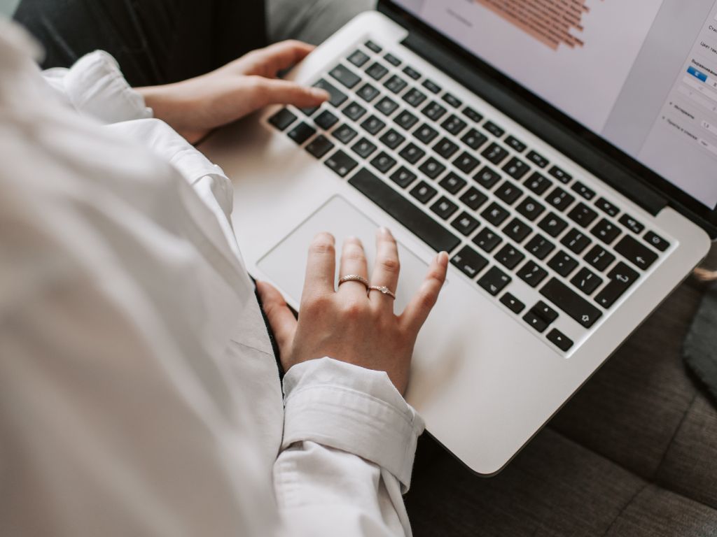 Gdzie jest myślnik 6 na Macu?